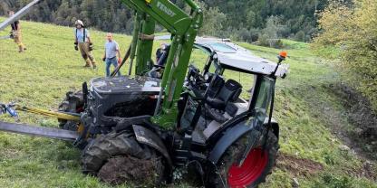 Die Feuerwehr bei der Bergung des Unfalltraktors: Die Zugmaschine war 30 Meter abgestürzt, zwei junge Bauern wurden teils schwer verletzt.