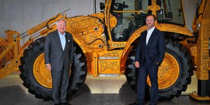 Lord Anthony Paul Bamford (li.) und George Bamford stehen JCB nun gemeinsam vor.