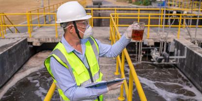 Die Abwasserproben aus dem Greifswalder Klärwerk werden im Labor genutzt, um bestimmte Bakterien zu gewinnen und zu züchten. Diese Mikroben bauen Schmutzstoffe im Abwasser ab und erzeugen dabei Strom.