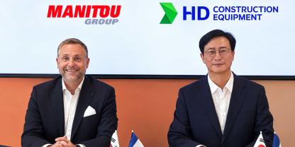 Sylvain Blaise (li., Präsident und CEO der Manitou-Gruppe) und Moon Jae-young (Präsident und CEO von HD Construction Equipment).