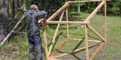 Nachdem das zweite Seitenteil gebaut wurde, werden diese verbunden. Das Außenmaß beträgt dafür 140 cm. Zwischendurch sollte man immer wieder nachmessen. Wichtig sind dabei die diagonalen Messungen der Plattformen oben und unten sowie der Seitenteile.