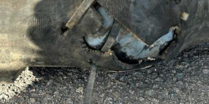 Mit Kabelbindern notdürftig geflickter Traktorreifen