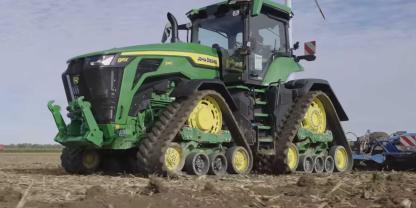 Der John Deere 8RX 540 High Horsepower auf einem Feld