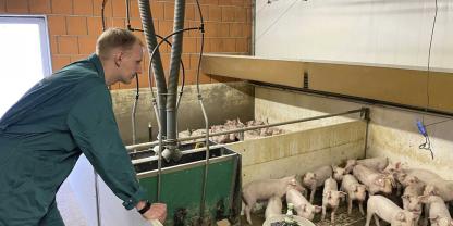 Leon Trentmann nimmt sich rund um das Absetzen viel Zeit für die Ferkel – das hilft beim Start im Flatdeck.