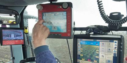 Die moderne GPS-Landtechnik in einem Traktor