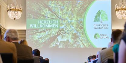 Gespanntes warten im gut gefüllten Kaisersaal der Deutschen Parlamentarischen Gesellschaft. Die Reihen sind voll besetzt.