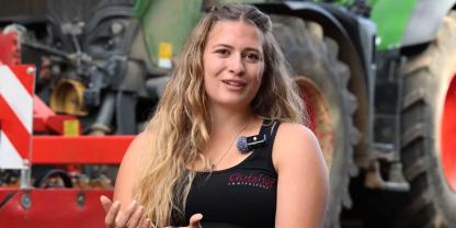 Landwirtin Lisa vor ihrem Fendt Traktor