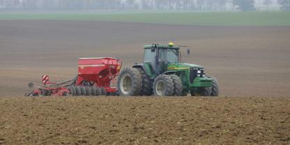 Herbstaussaat mit einem Traktor und Sähkombination