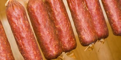 Es geht um die Wurst: Die kostenlose Mitnahme kam einen Mann teuer zu stehen. (Symbolbild)