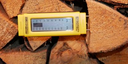 Holzfeuchtemessgeräte zeigen den Wassergehalt im Brennholz an.