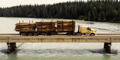 In der kanadischen Provinz Alberta wird der autonome Holztransport erprobt. Künftig könnten schwere Lkw auch ohne Fahrer durch die Wälder rollen.