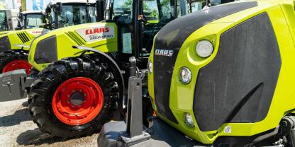 SYMBOLBILD: Den Tätern gelang es, den Motor des Claas Arion zu starten. Sie flüchten mit dem Traktor über die Felder und Wiesen bei Epschenrode.