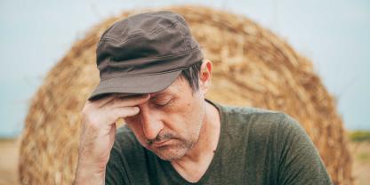 Landwirt-verzweifelt-AdobeStock_2095764441