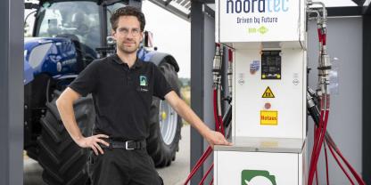 Daniel Königs aus Neuss an der BioCNG-Tankstelle seines Betriebs: CO₂-Sparen mit Gewinn.