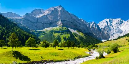Panoramablick auf eine Berglandschaft in Bayern, Deutschland