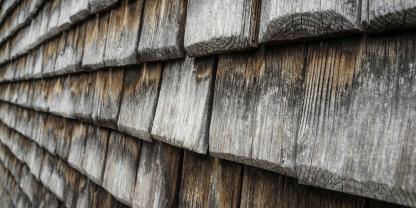 Holzschindeln an einer Hausfassade