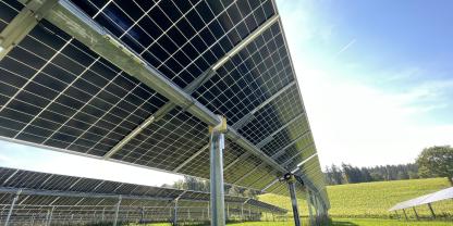 Agri-PV-Anlage auf einem Feld