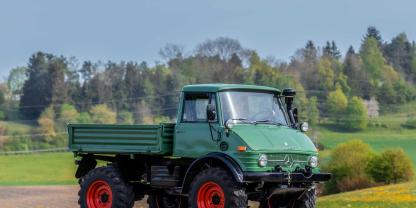Ein Unimog in Grün auf einem Feldweg