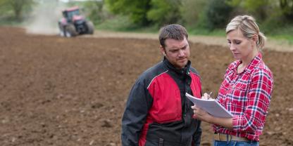Landwirtin-Landwirt-AdobeStock_111419091