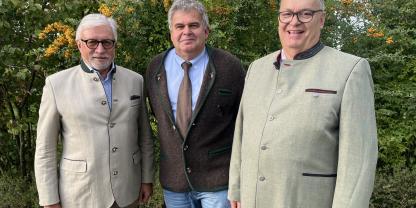 Kreisjägermeister Dr. Kallup, Prof. Dr. Dr. Sven Herzog und Thomas Bendel (Sikaobmann) (v. l. n. r.) haben das Sikawild am Hochrhein im Blick.