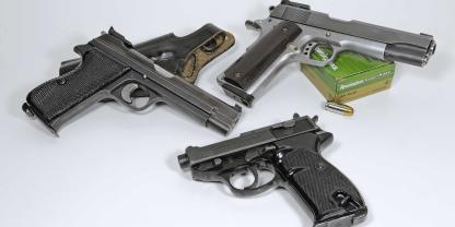 Klassische Pistolenmodelle: SIG P 210 (l.), Colt Government 1911 (r.)und P 38 (u.), hier in der kompakten K-Version.
