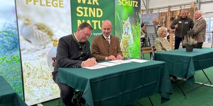 Hubert Stärker (rechts) und Christian Kühn vom Bayerischen Sportschützenbund beim Signieren der Übereinkunft.