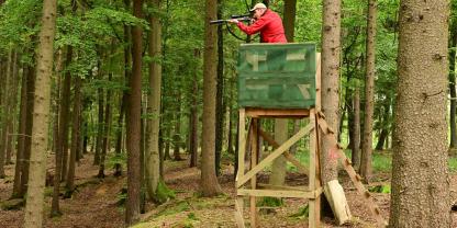 Auf der Standkarte trägt der Schütze Baumängel am Sitz, schlecht ausgeschnittenes Schussfeld oder nicht erreichbare Wildwechsel ein.