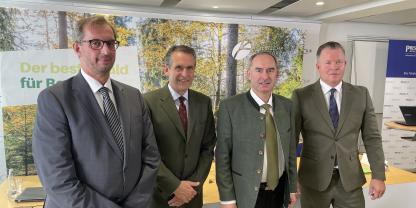 Der BaySF-Vorstand nach der Bilanzpressekonferenz: Manfred Kröninger, Rudolf Plochmann, Hubert Aiwanger (Aufsichtsratsvorsitzender und Bay. Wirtschaftsminister) und Olaf Hermes (Vorstandsvorsitzender).